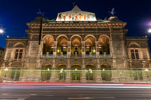 la noche de la exposición prolongada de la ópera de viena staatsoper - colonnade column architecture austria fotografías e imágenes de stock