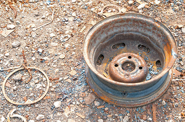 rueda de coche y tapacubos - hubcap chrome wheel car fotografías e imágenes de stock