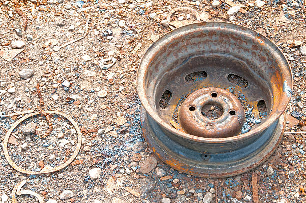 автомобиль колеса и колпак - hubcap wheel car chrome стоковые фото и изображения