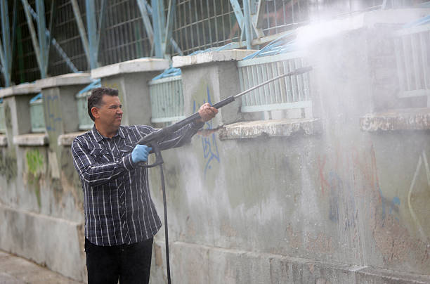 środek czyszczący do czyszczenia graffiti - graffiti cleaning washing physical pressure zdjęcia i obrazy z banku zdjęć