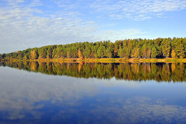 istock Quiet autumn on the lake 512397144