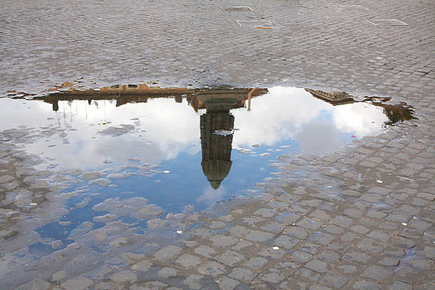 giordano bruno dans une flaque - puddle rome reflection street photos et images de collection