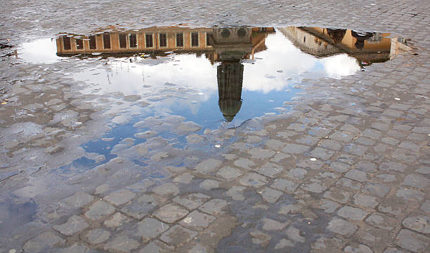 ジョルダーノブリュノの水たまり - puddle rome reflection street ストックフォトと画像