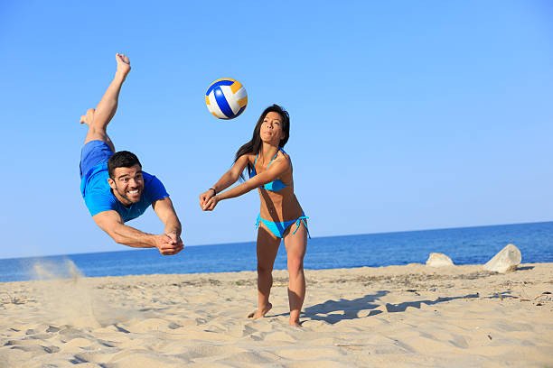 voleibol playero en acción - vóleibol de playa fotografías e imágenes de stock