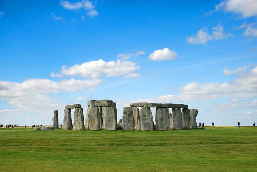 Stonehenge - Cornwall (UK) - Stonehenge is a prehistoric monument on Salisbury Plain in Wiltshire, England, two miles (3 km) west of Amesbury. It consists of an outer ring of vertical sarsen standing stones, each around 13 feet (4.0 m) high, seven feet (2.1 m) wide, and weighing around 25 tons, topped by connecting horizontal lintel stones. Inside is a ring of smaller bluestones.