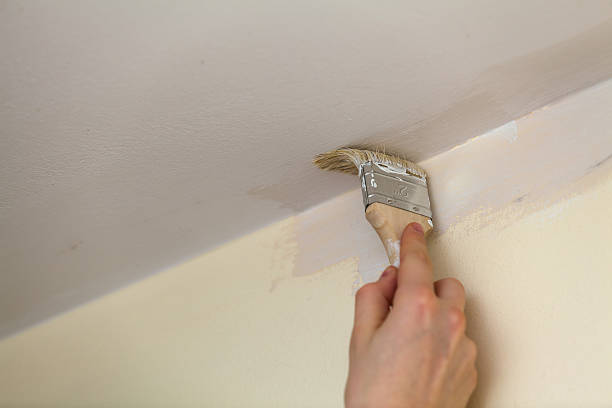 istock Brush weld the walls with the ceiling white paint. 512403138