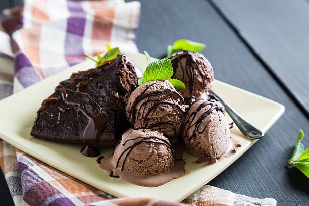 istock Chocolate ice cream with brownie 512403546