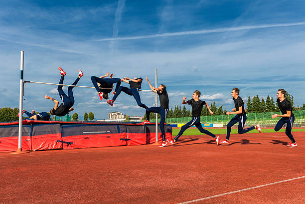 secuencia de imágenes de joven atleta realiza salto de altura - salto de altura fotografías e imágenes de stock