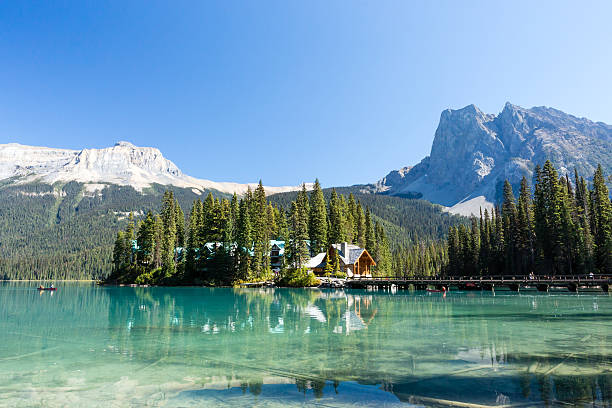 lac emerald lake, le parc national de yoho, colombie-britannique, canada - british columbia canada lake emerald lake photos et images de collection