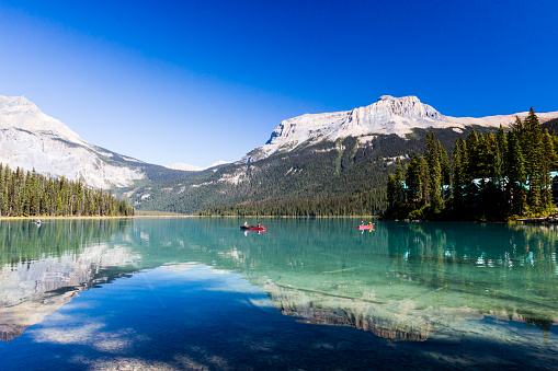 Der Emerald Lake ist sicherlich das Highlight des Yoho-Nationalparks und steht den vermutlich etwas bekannteren Seen Louise, Moraine und Peyto im Banff-Nationalpark nicht nach. Der Name kÃ¶nnte nicht passender sein, der See ist wirklich smaragdgrÃ¼n und liegt wunderschÃ¶n eingebettet in den imposanten Bergen. ********** Emerald Lake is located in Yoho National Park, British Columbia, Canada. It is the largest of Yoho's 61 lakes and ponds, as well as one of the park's premier tourist attractions. Emerald Lake Lodge, a high-end lodge perched on the edge of the lake, provides local accommodation. A 5.2 km (3.2 mi) hiking trail circuits the lake, the first half of which is accessible to wheelchairs and strollers. During the summer months, canoe rentals are available; in the winter, the lake is a popular cross country skiing destination. ********** Emerald Lake, Yoho National Park, British Columbia, canada, alberta, banff, travel, lake, emerald, tourism, columbia, breathtaking, adventure, rock, pier, rocky, life, scenery, glacier, formation, mountainside, alpine, forest, reflection, mountain, beauty, sight, turquoise, water, yoho, idyllic, vacation, landscape, rocky, water, clean water, clear, emerald green, teal, mirroring, reflex, glacial lake, relaxation, stress relaxation, recreation, rest, recovery, recupertation, recovering, regeneration, repose,