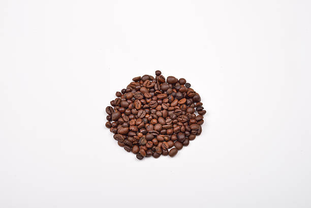 istock Round made with coffee beans on white. Morning pleasure 512406096