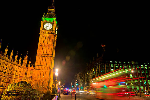 światło ogonowe wzór w londynie, w nocy, wielka brytania - london england victorian style big ben dark zdjęcia i obrazy z banku zdjęć