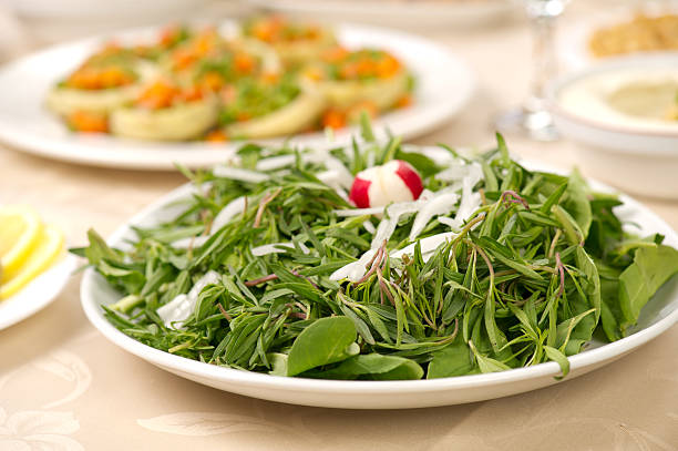 Rucola with thyme salad topped with sliced onions