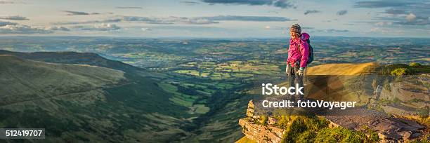 Frau Wanderer Auf Idyllischen Mountain Ridge Blick Auf Panorama Stockfoto und mehr Bilder von Brecon Beacons-Nationalpark