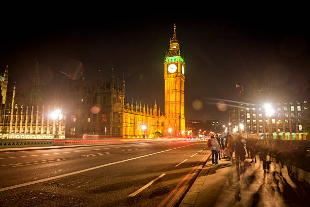 rücklicht muster in london bei nacht, gb - london england victorian style big ben dark stock-fotos und bilder