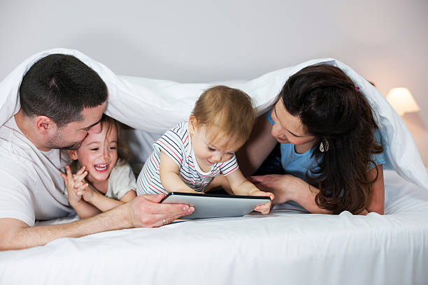 istock Family in bed 512435712