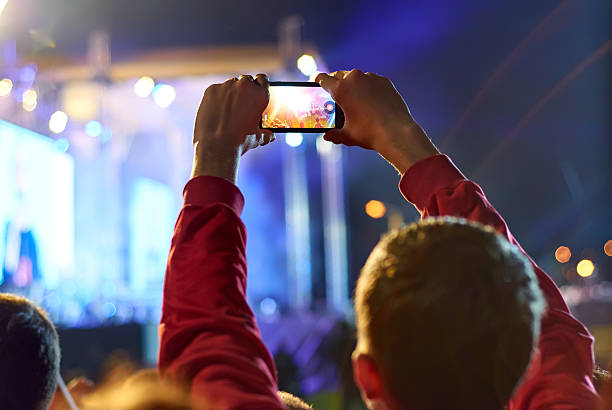 acercamiento de grabación de vídeo con teléfono inteligente durante un concierto. - screen shoot fotografías e imágenes de stock