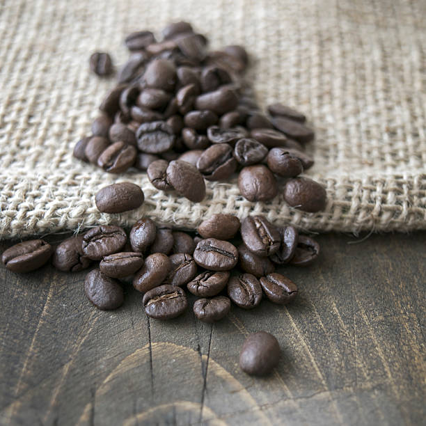 rroasted コーヒー豆を麻袋 - coffee bean cafe burlap sack burlap ストックフォトと画像