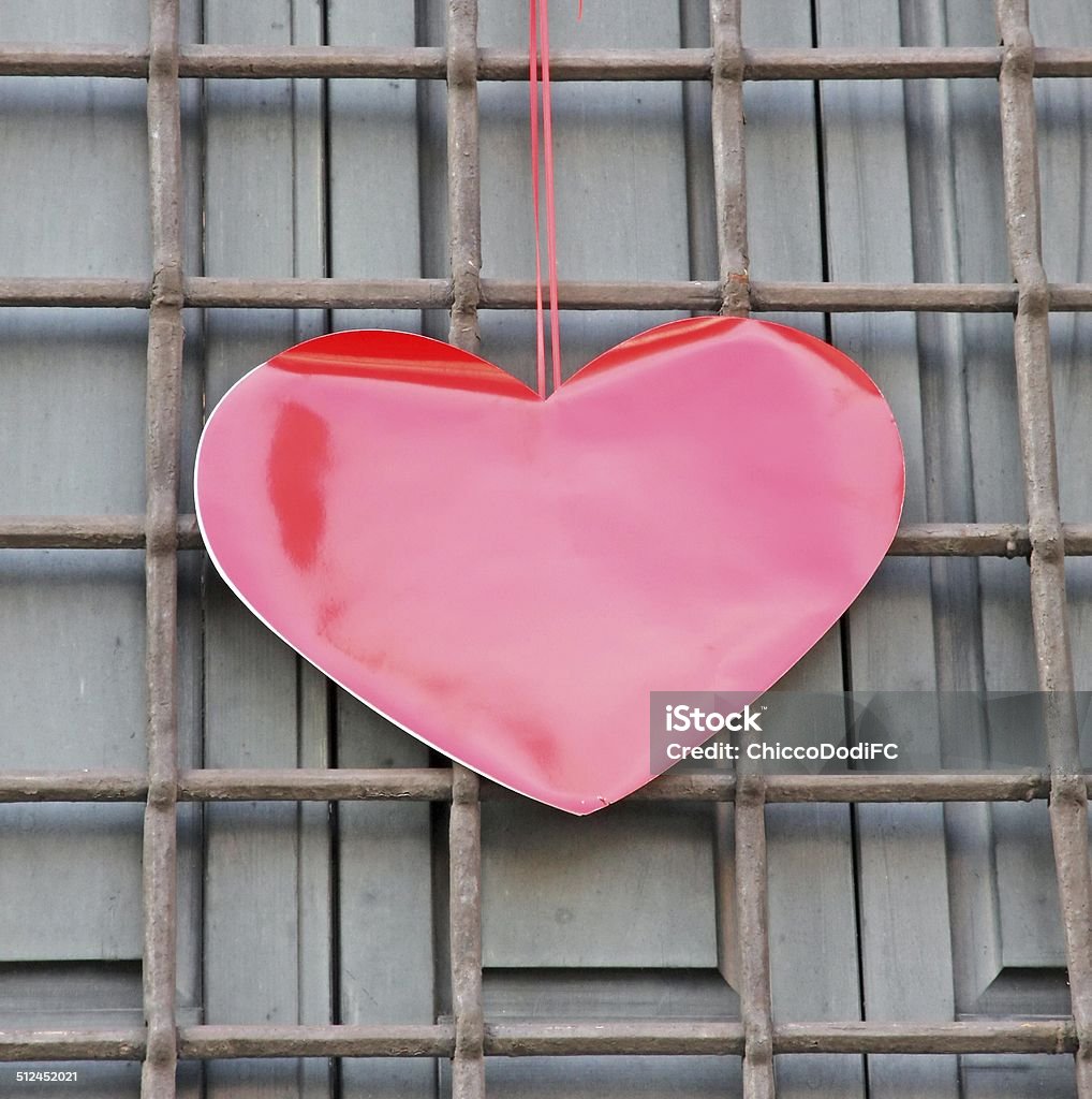 Rojo Corazón Colgar En La Cuadrícula De San Valentín Foto de stock y más  banco de imágenes de Amor - iStock