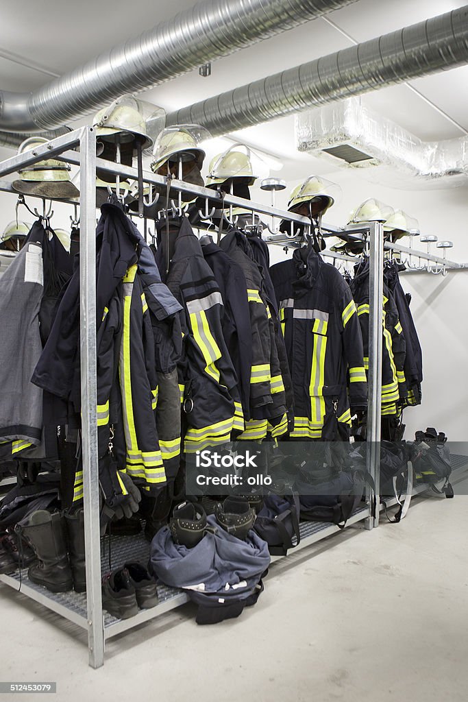 Cascos de bomberos y ropa de trabajo protectora - Foto de stock de Accesorio de cabeza libre de derechos