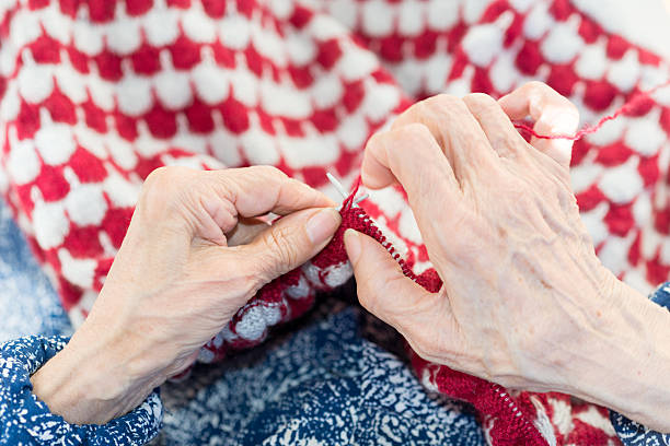 senior cucire - knitting arthritis human hand women foto e immagini stock