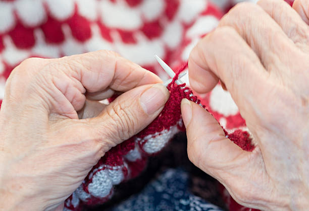 starszy do szycia - knitting arthritis human hand women zdjęcia i obrazy z banku zdjęć