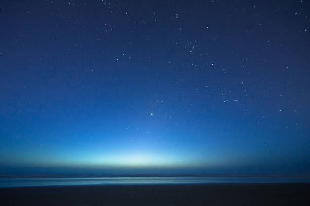 最初の信号の大西洋からの日の出 - sky sea night tranquil scene ストックフォトと画像