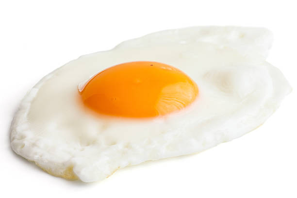 un huevo frito en blanco. - eggs fried egg egg yolk isolated fotografías e imágenes de stock