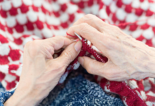 senior de costura - knitting arthritis human hand women imagens e fotografias de stock