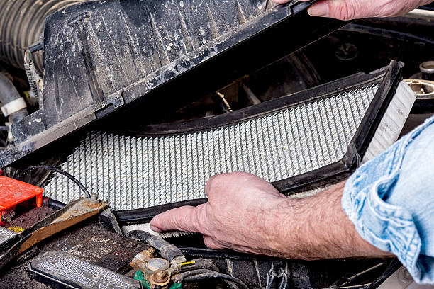 istock Installation of air cleaner filter in car 512454482
