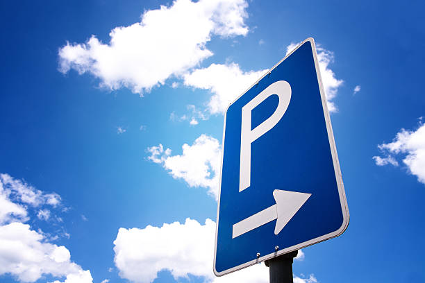 segnale di parcheggio - parking sign foto e immagini stock