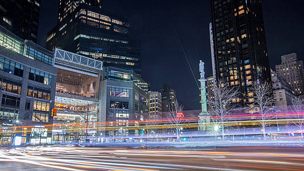 колумбус круг в нью йорк ночью - columbus circle стоковые фото и изображения