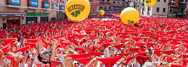 san fermin festival. pamplona. spanien - crowd carnival people social gathering stock-fotos und bilder
