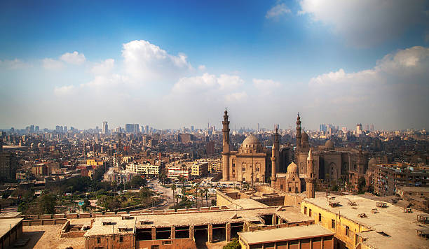 kairo mit blick auf die stadt - cairo egypt mosque minaret stock-fotos und bilder