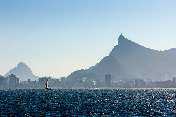 帆船グアナバラ湾でセーリング、コルコバードのキリスト像 - christ the redeemer rio de janeiro brazil corcovado ストックフォトと画像