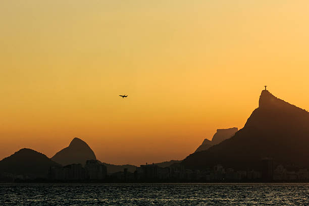 jet samolot startu w rio de janeiro - brazil silhouette sunset guanabara bay zdjęcia i obrazy z banku zdjęć