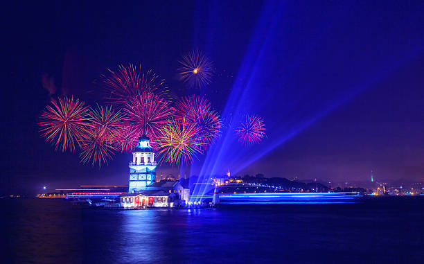 maiden's tower/kiz kulesi com fogos de artifício - maiden - fotografias e filmes do acervo