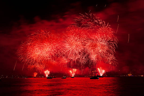 празднование нового года, фейерверк на море - bang holidays and celebrations july party стоковые фото и изображения