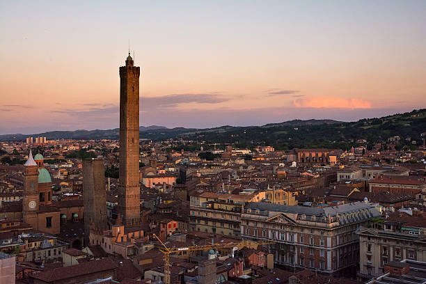 볼로냐 스카�이라인 - torre degli asinelli 뉴스 사진 이미지