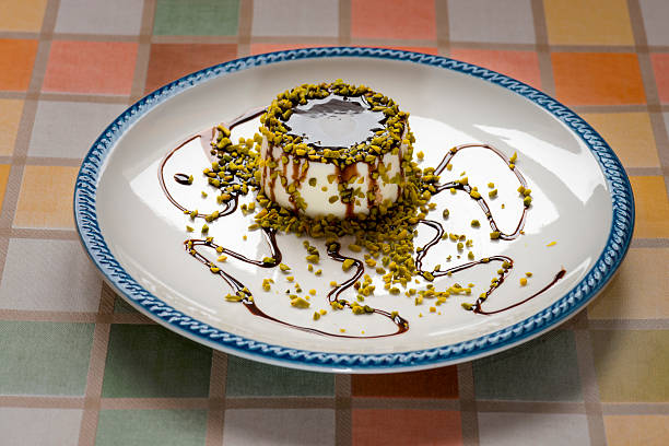 Dolce italiano panna Cotta "" con cioccolato e pistachi - foto stock