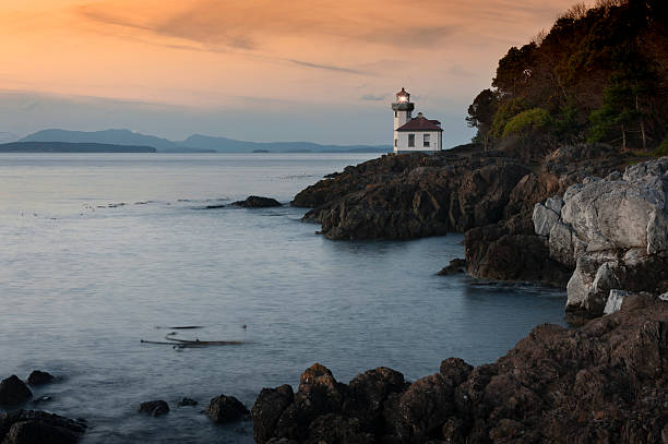 Lime Kiln Lighthouse The Lime Kiln Light is a navigational aid located on Lime Kiln Point overlooking Dead Mans Bay on the western side of San Juan Island, Washington. Also called Whale Watch Park. lime kiln lighthouse stock pictures, royalty-free photos & images