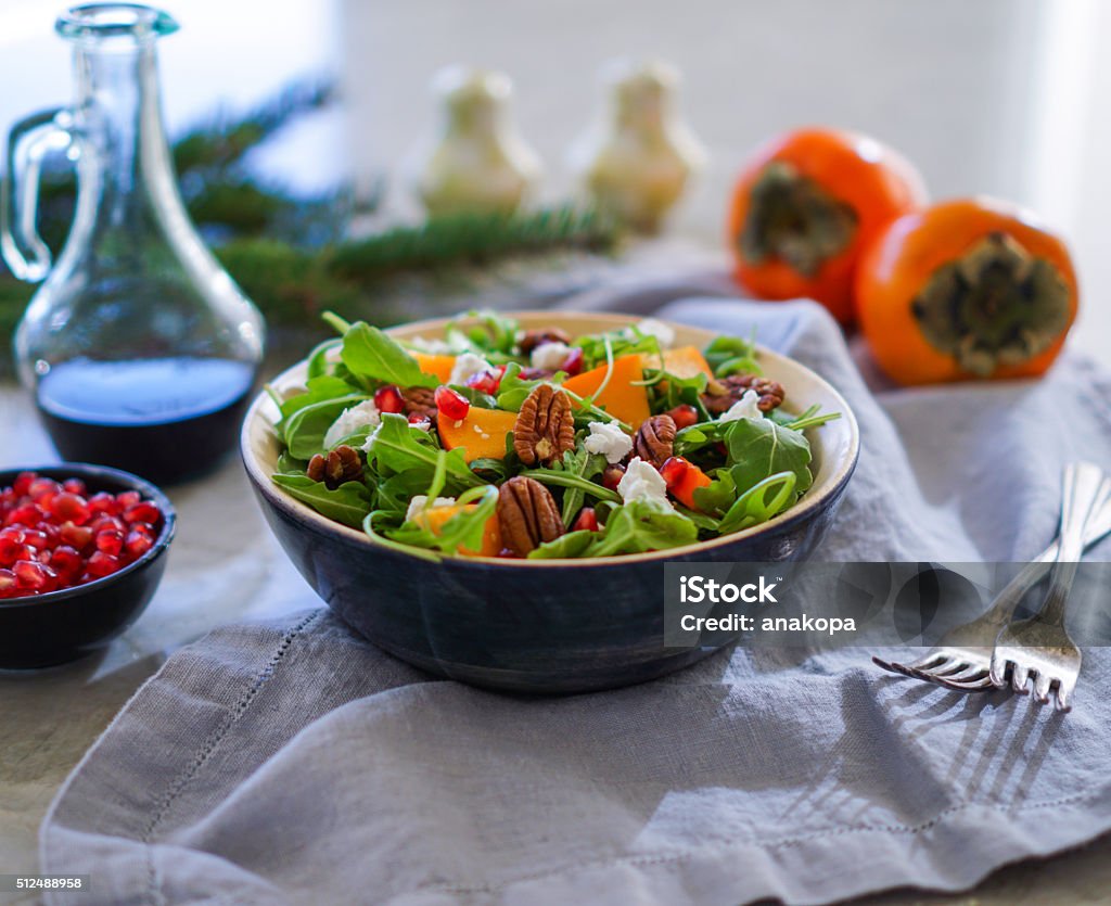 Ensalada con frutas frescas y verdes. - Foto de stock de Ensalada libre de derechos