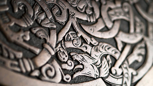 viking legno intagliare raffigurante un lupo o un drago, - viking foto e immagini stock