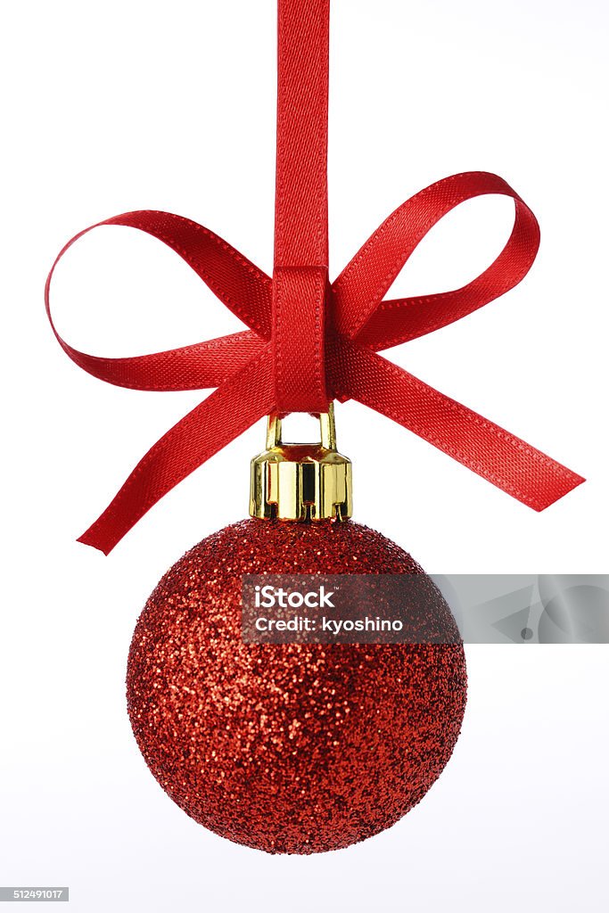赤のクリスマスボール、白の背景に赤のリボン - ちょう結びのロイヤリティフリーストックフォト