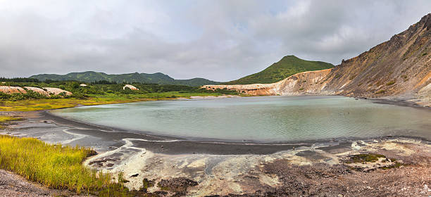 lago da cratera do vulcão mendeleev - mendeleev - fotografias e filmes do acervo