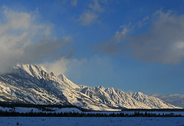 ยอดเขาร็อกชุคและภูเขาวูดริงแกรนด์ tetons ที่มีเมฆ cirrus - bridger mountains ภาพสต็อก ภาพถ่ายและรูปภาพปลอดค่าลิขสิทธิ์