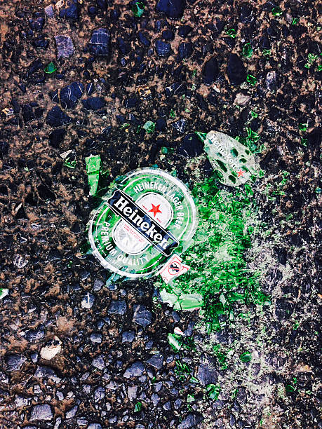 rotto bottiglie di heineken - close up of a broken bottle, street foto e immagini stock