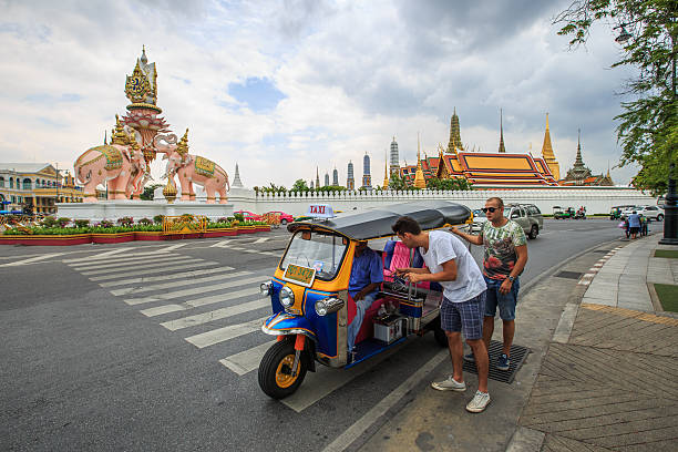 таиланд путешествия - bangkok thailand rickshaw grand palace стоковые фото и изображения