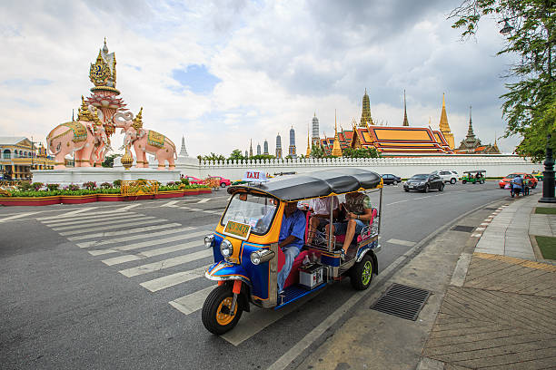 こんにちは 여행 - bangkok thailand rickshaw grand palace 뉴스 사진 이미지