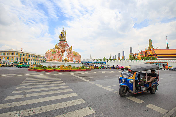 viaggio in tailandia - bangkok thailand rickshaw grand palace foto e immagini stock